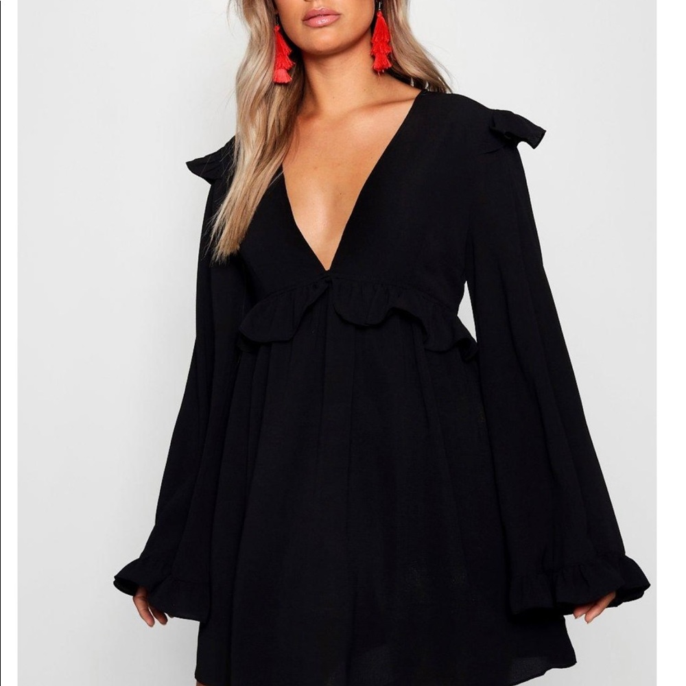 NWT BooHoo deep v neck with wide ruffle sleeves. Size 14